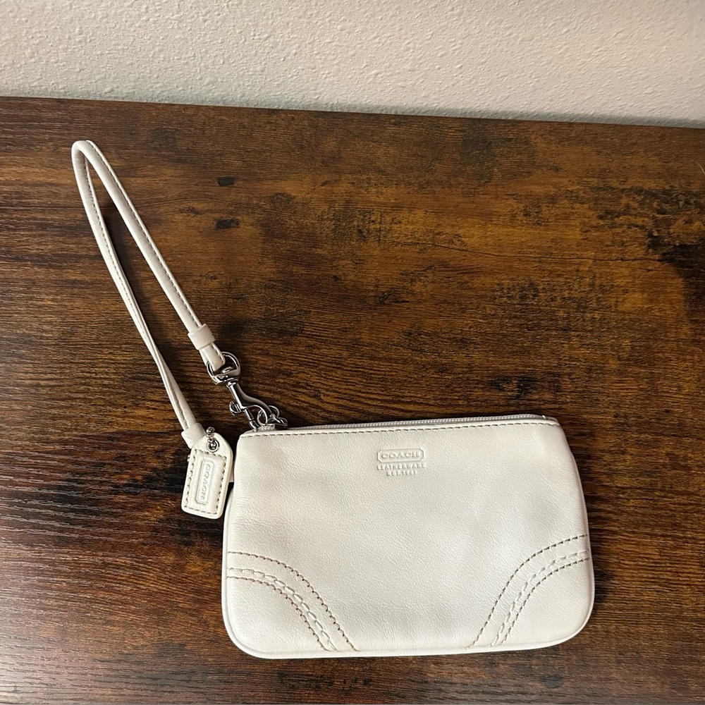 Coach 🌺 Leather Wristlet